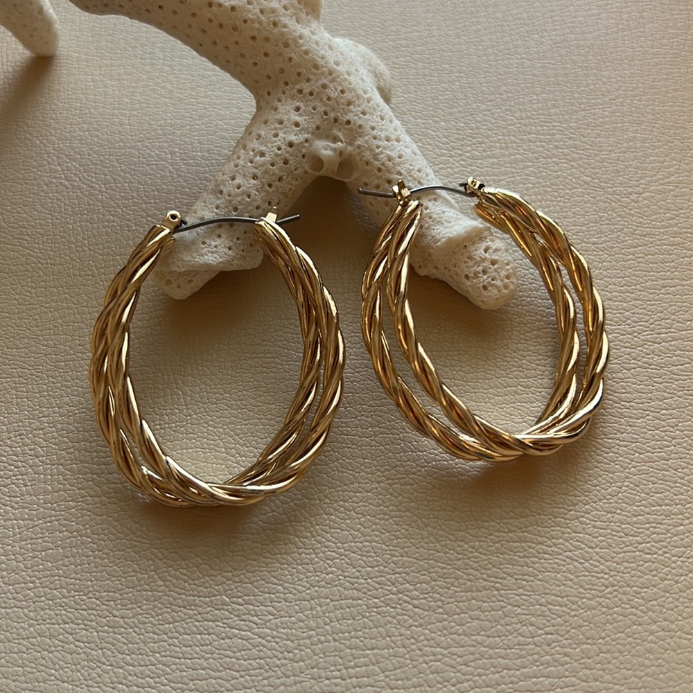 Liars & Lovers Earring Oval Shape